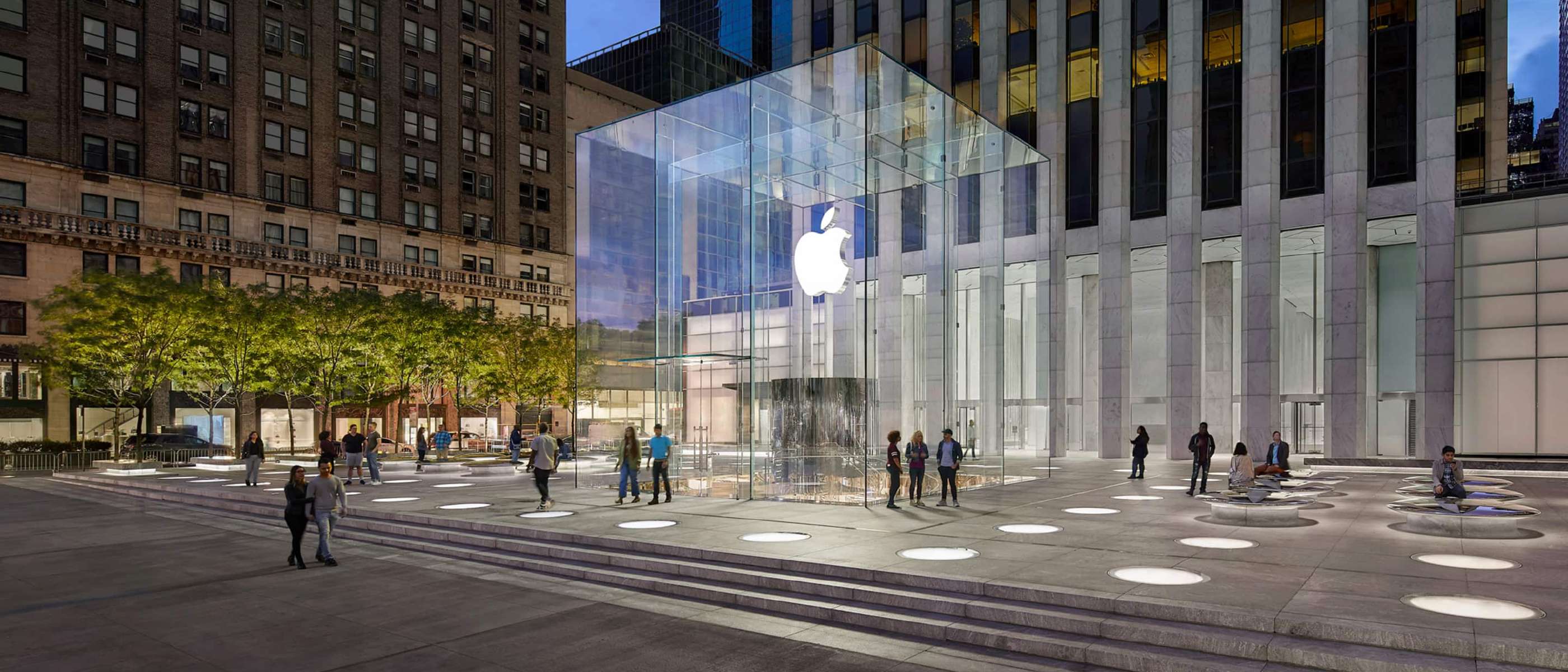 Apple's iPhone Duo Retail Showcase Amid Limited Supply