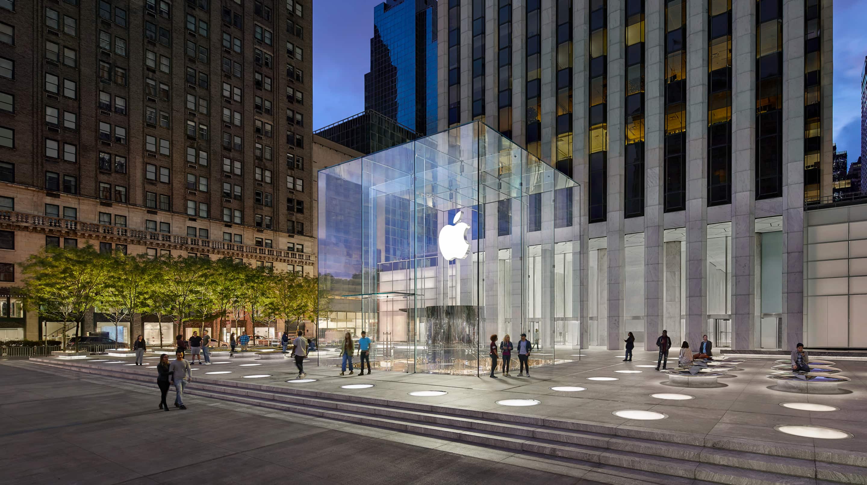 Apple's iPhone Duo Retail Showcase Amid Limited Supply