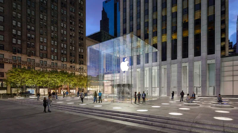 Apple's iPhone Duo Retail Showcase Amid Limited Supply