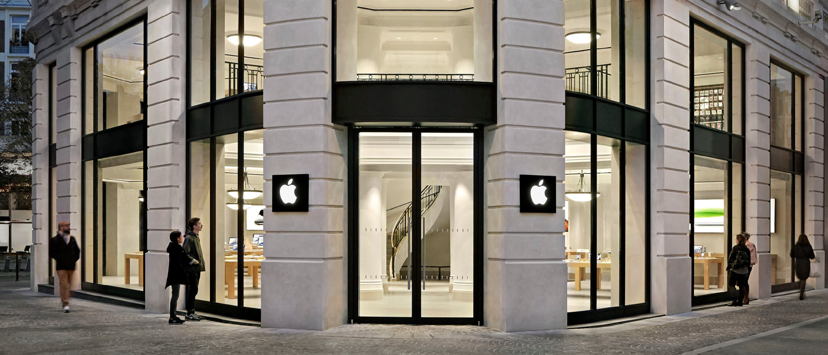 Apple Stores Looted in Bordeaux & Lille Amid Protests