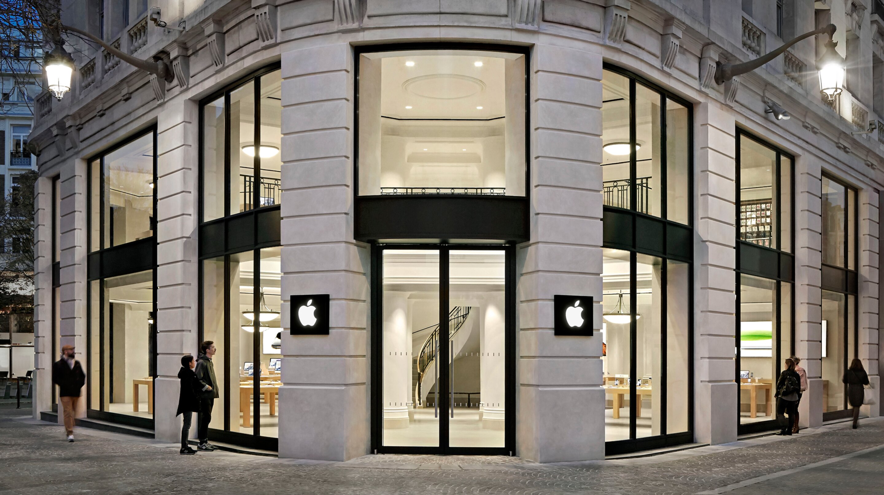 Apple Stores Looted in Bordeaux & Lille Amid Protests
