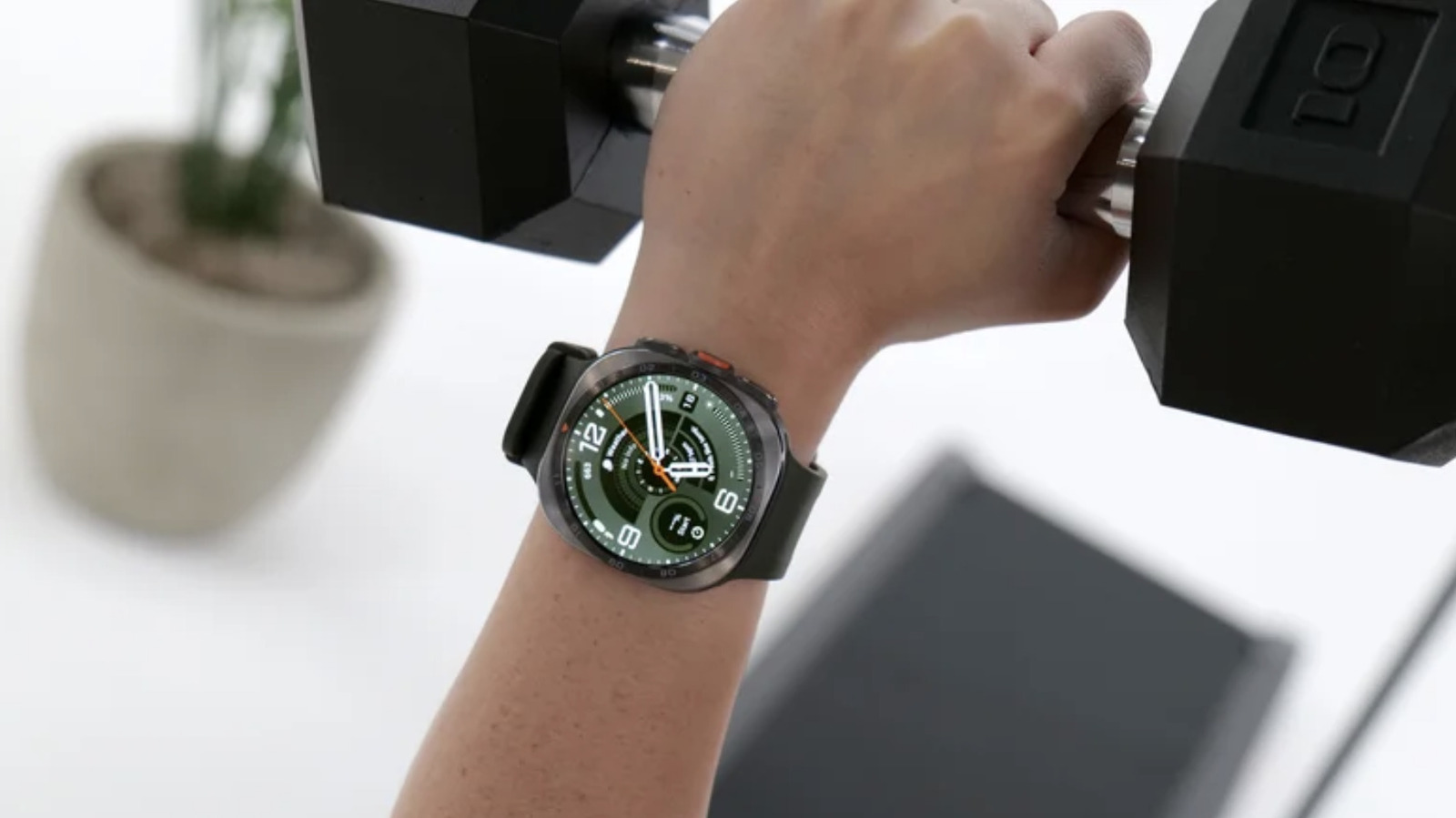 Apple Watch Ultra 4 vs Samsung Galaxy Ultra 2: Design