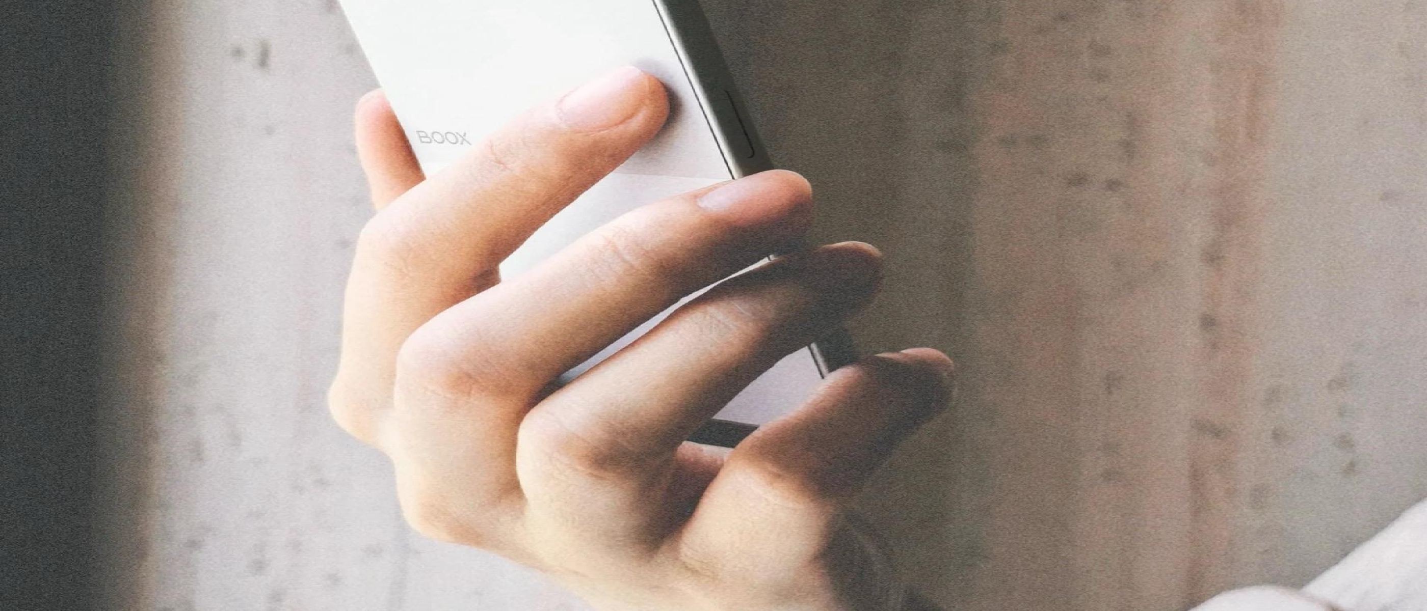 Boox Tiles vs Xteink: Tiny E‑Readers for iPhone MagSafe