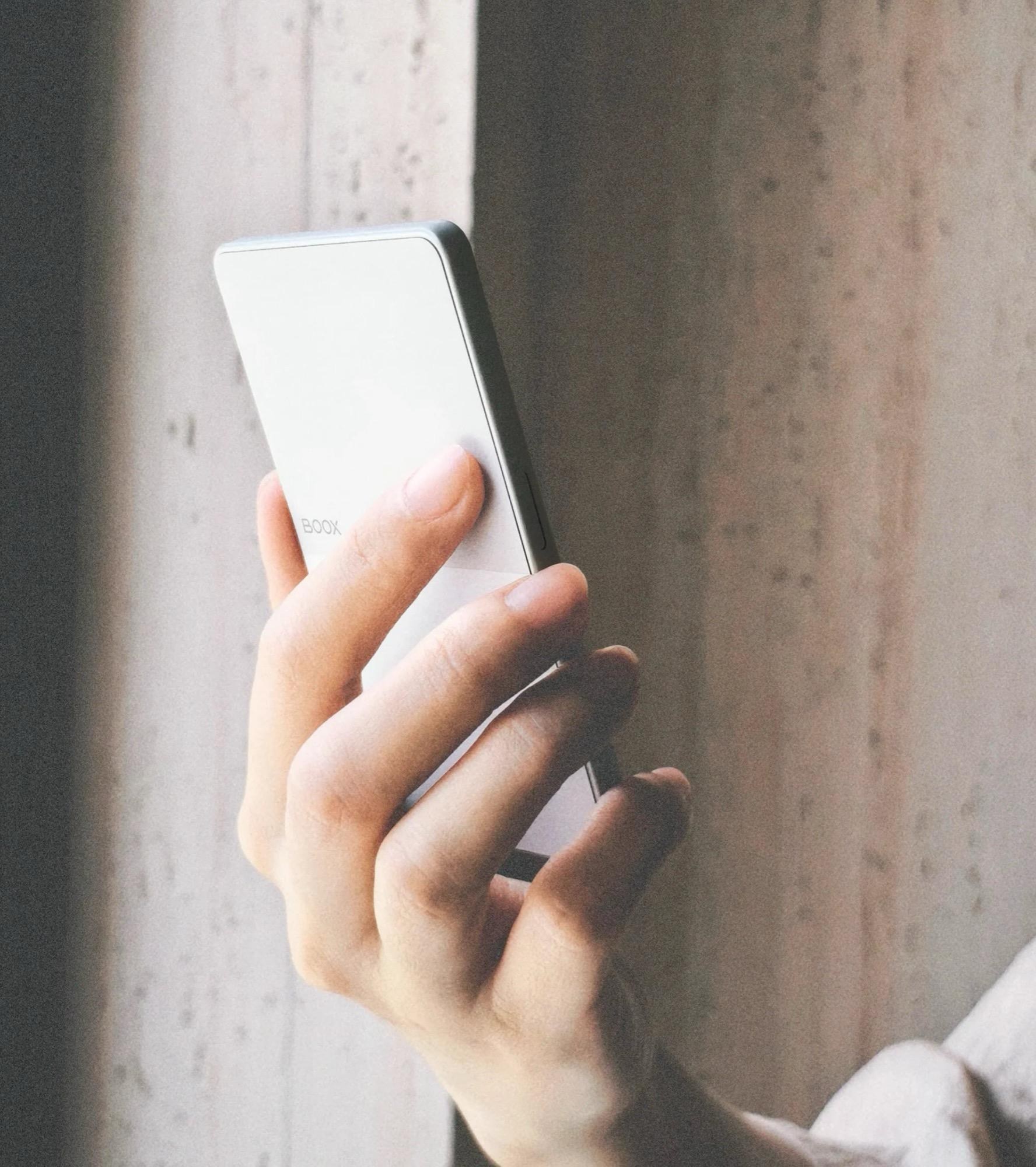 Boox Tiles vs Xteink: Tiny E‑Readers for iPhone MagSafe