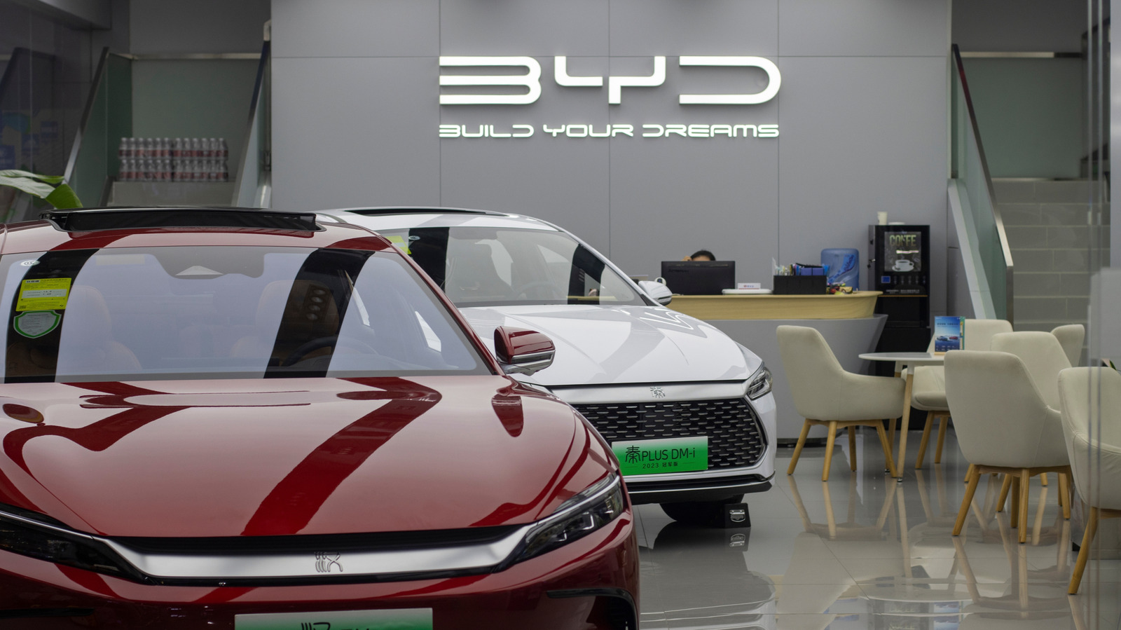 BYD Leads the Race to Solid‑State EV Batteries by 2027
