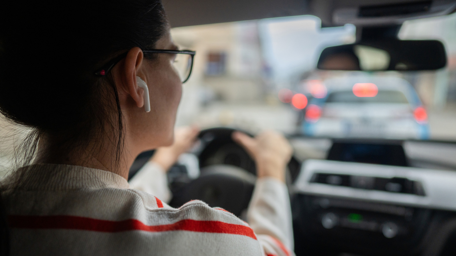 Headphones While Driving: State Laws & Safer Options
