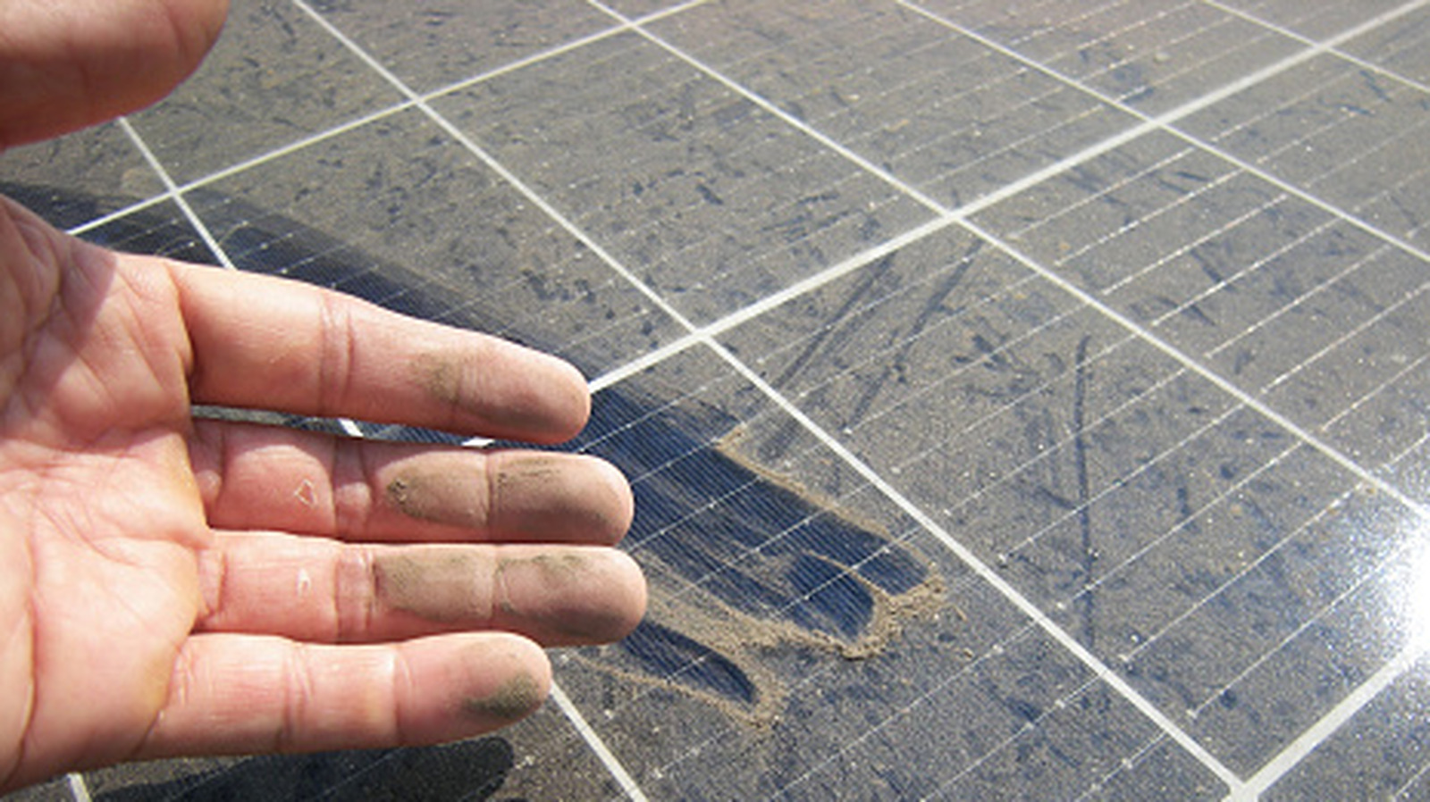 How to Clean Solar Panels Efficiently and Save Energy