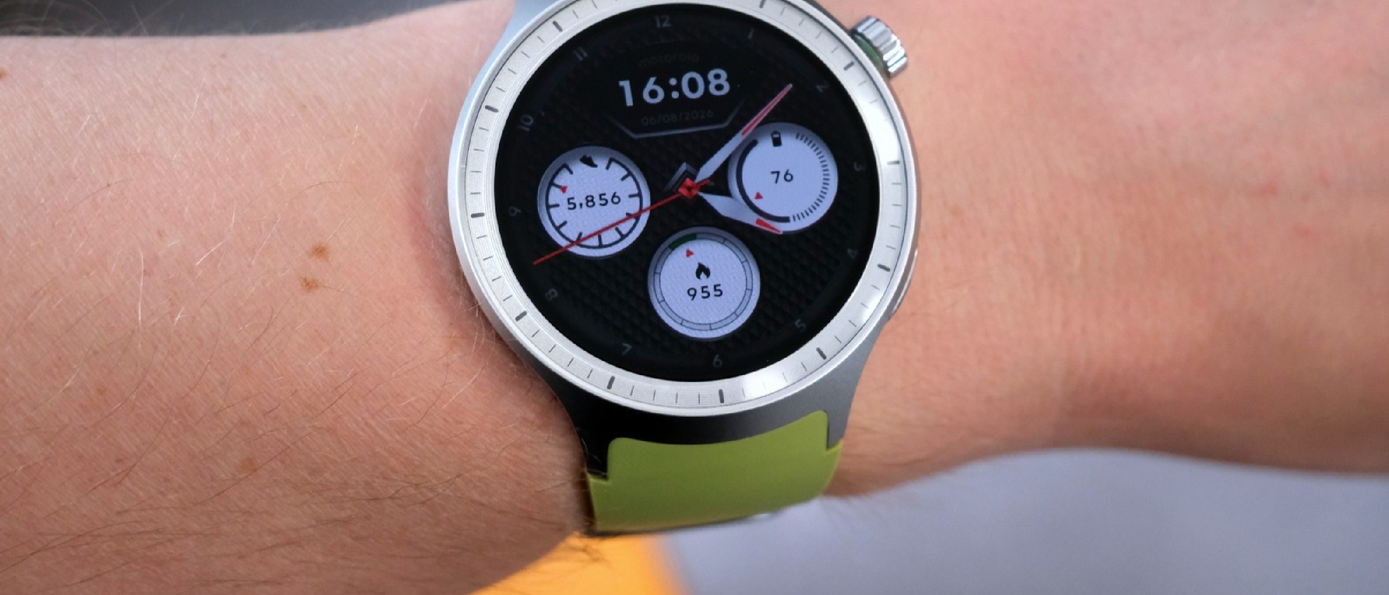 Motorola Moto Watch 2026: Premium Look, Fake Wear OS
