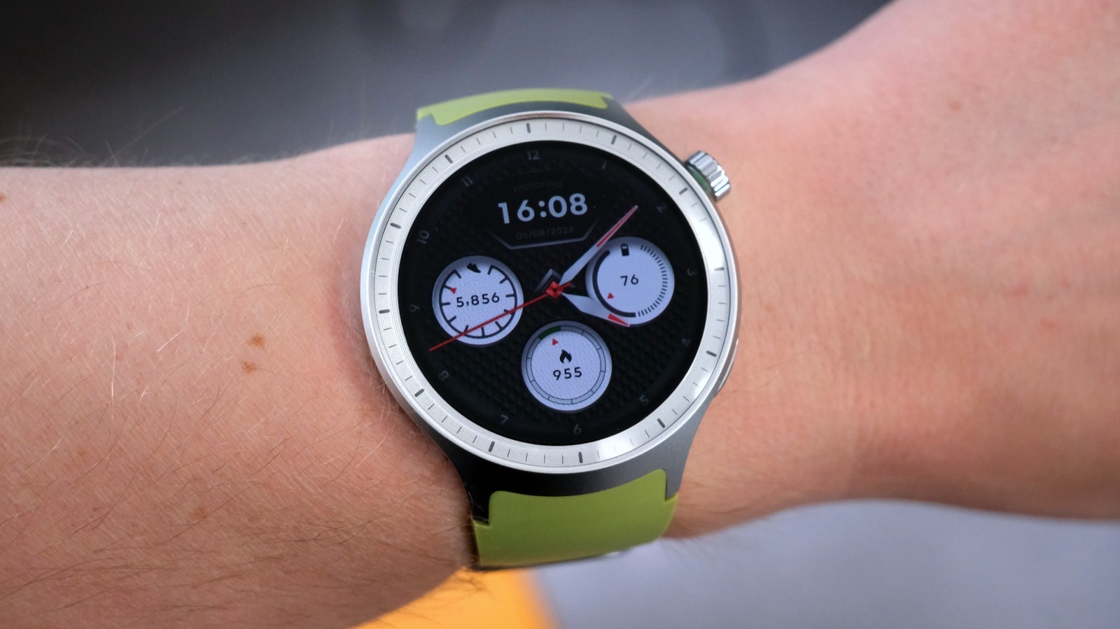 Motorola Moto Watch 2026: Premium Look, Fake Wear OS