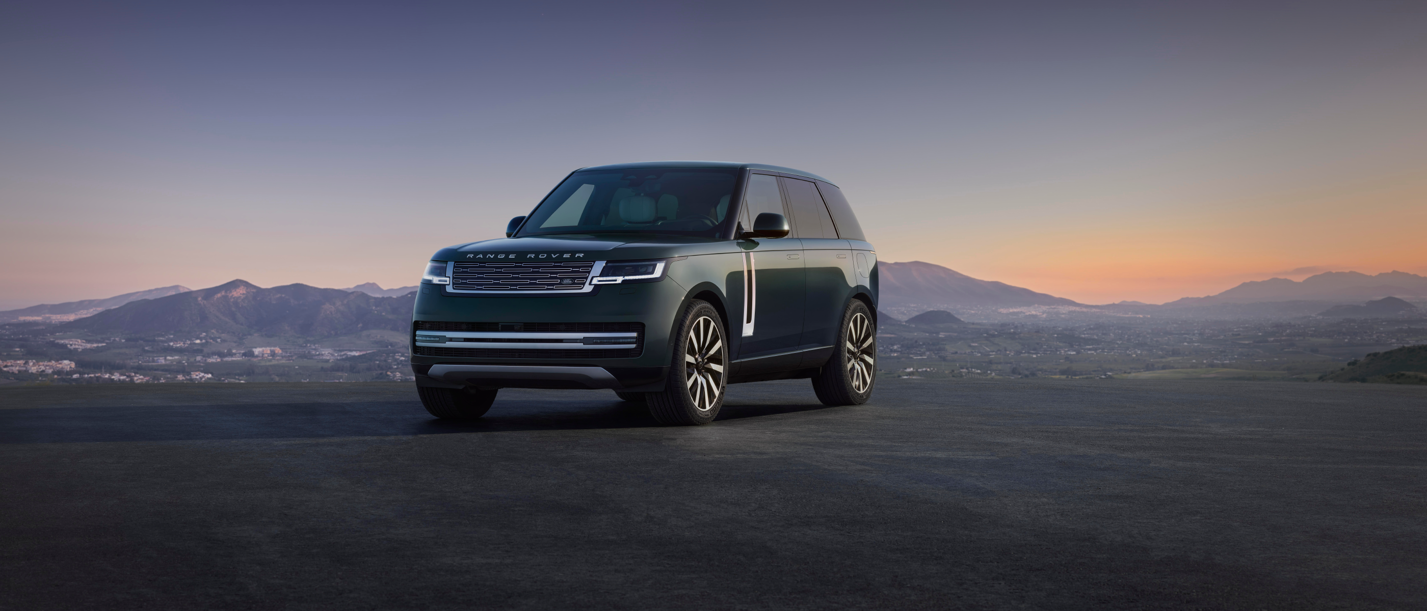 Range Rover EV Mirrors Classic Design, 330‑Mile Range