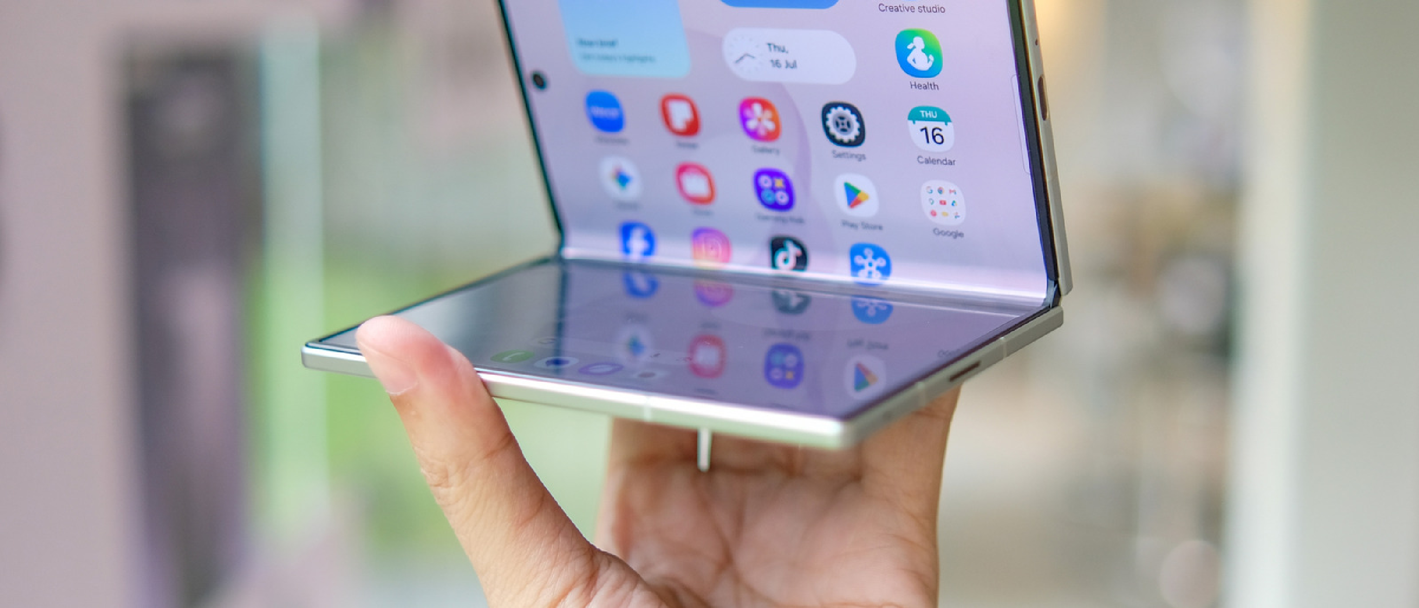 Foldable Phones: Pros, Cons, and Market Outlook